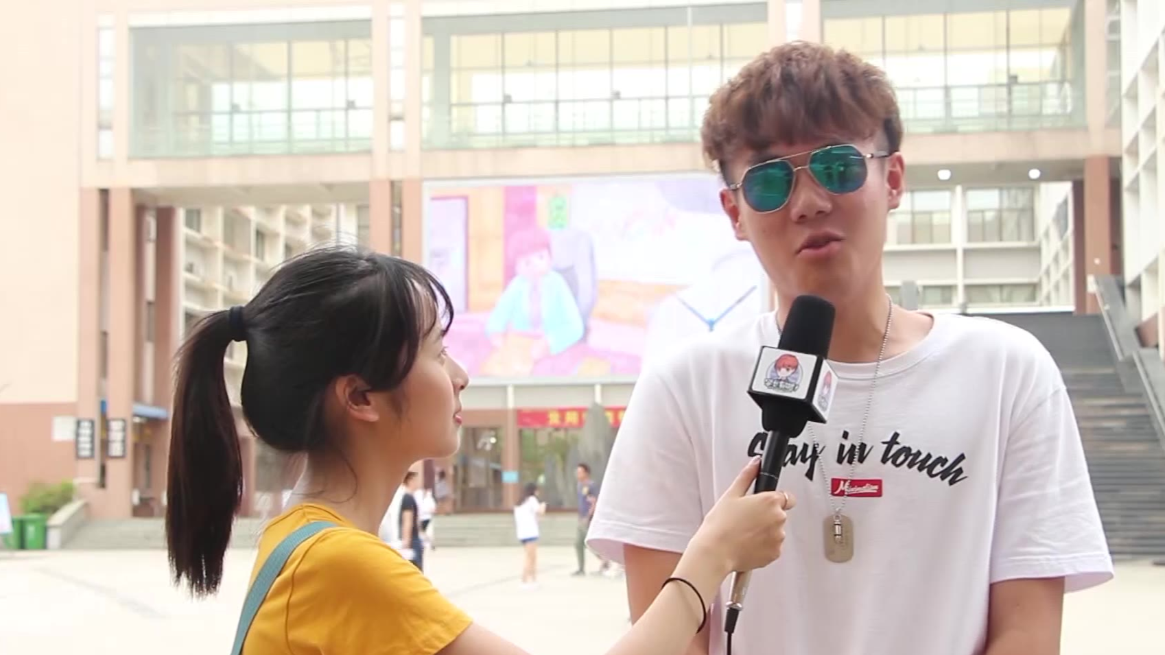 你怎么看待大夏天男生都不打伞?女生们表示太可怕了!